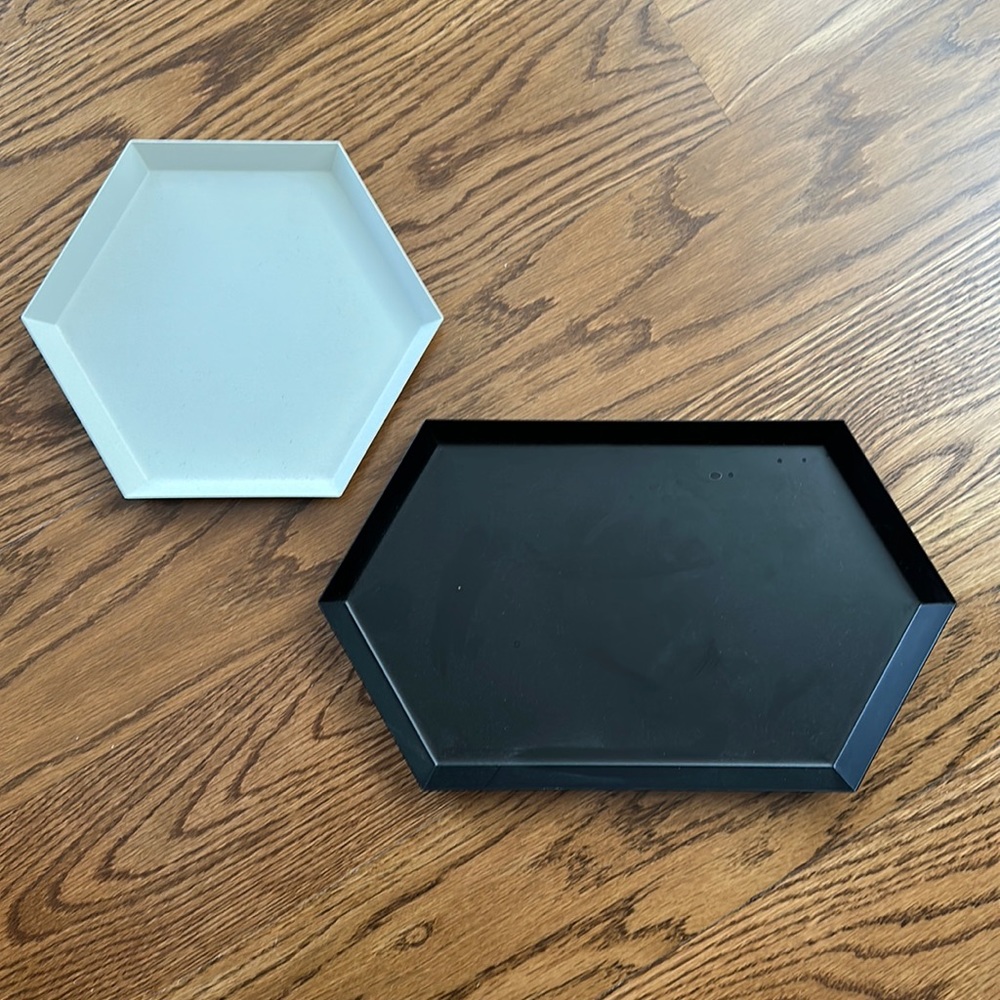 Black & white display trays